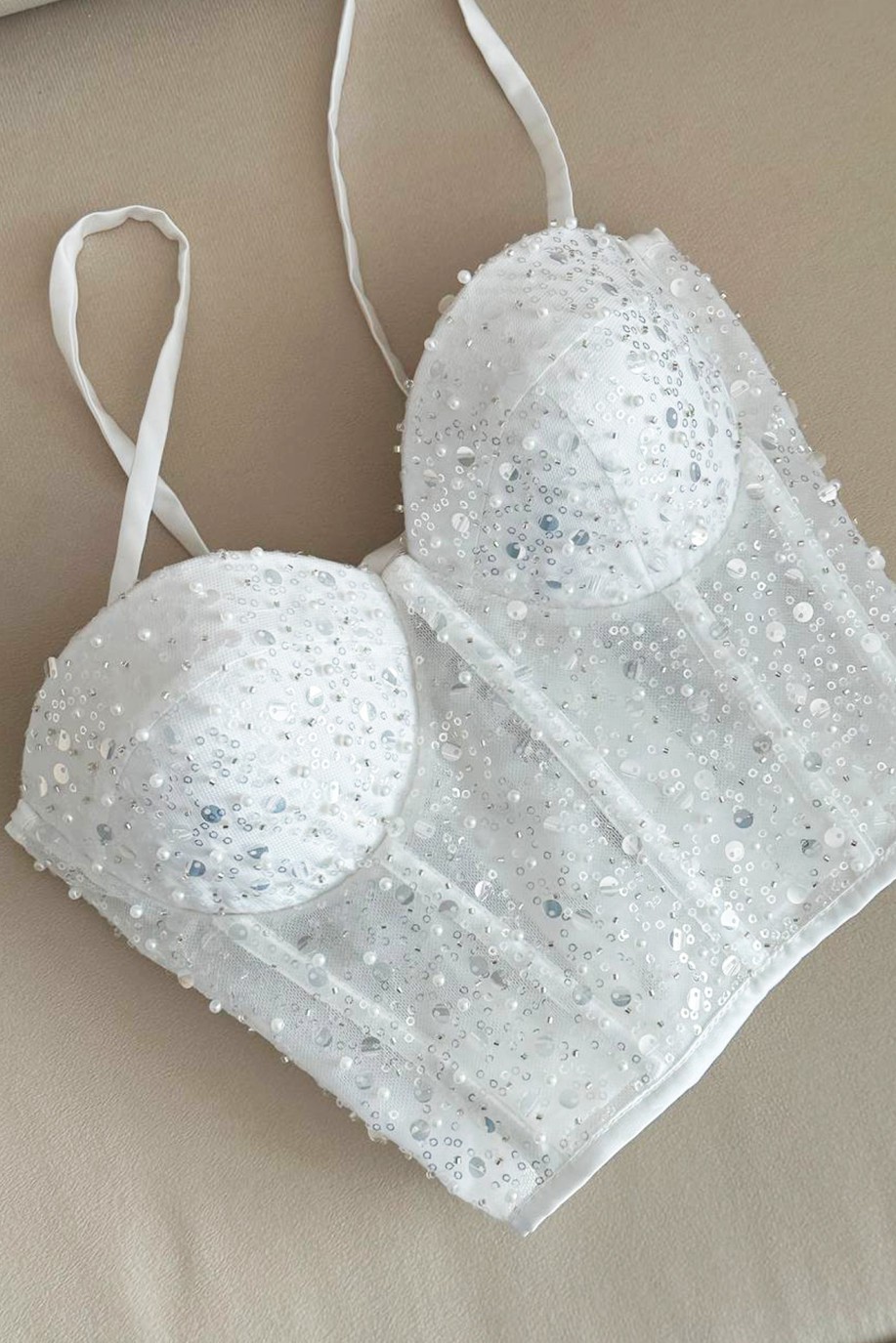 Bustier zdobiony cekinami i perłami